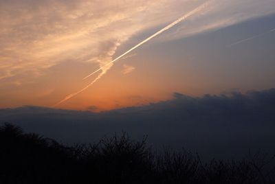 飛行機雲つらぬく