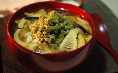 筍とワラビの汁かけご飯　ミズ添え