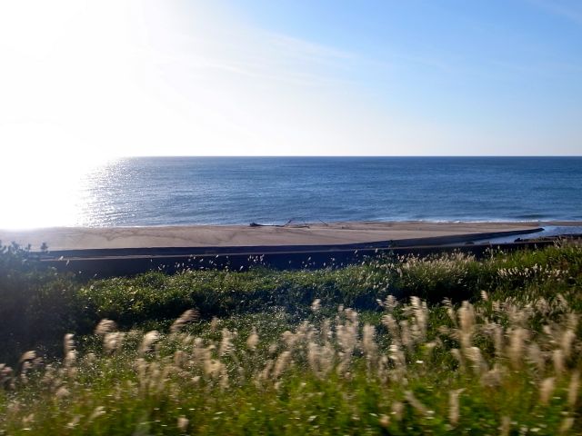 車窓から　海岸線を行く