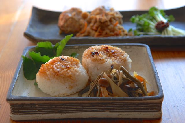 焼きおにぎりとゼンマイの煮物