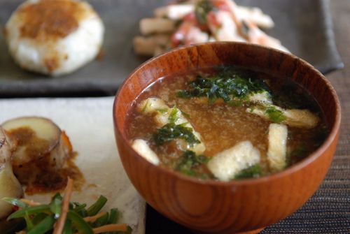 油揚げと板わかめの味噌汁