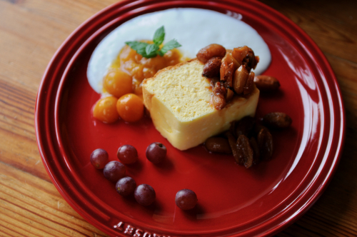 スフレチーズケーキ　茹で落花生のキャラメルソース添え